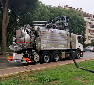 Camion autospurgo con tubo di aspirazione durante un intervento
