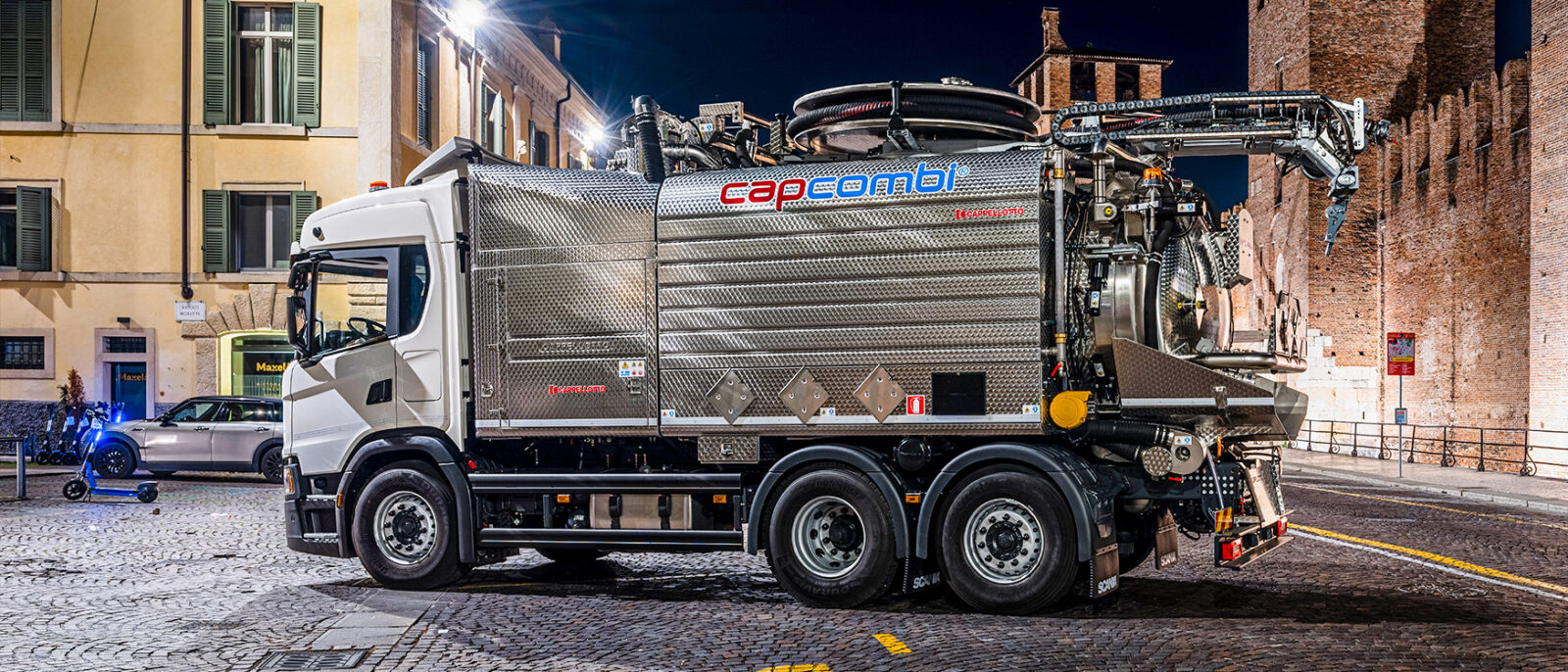 Camion autospurgo fotografato di notte in centro città