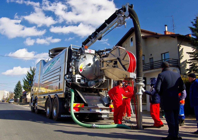 Operatori al lavoro con un camion autospurgo