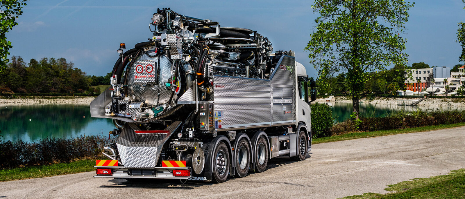 Camion autospurgo vicino a un lago